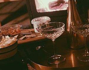 Romantische avond met hapjes en drankjes bij de open haard in Vakantiehuis in Parrega.