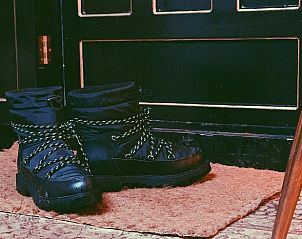 Warme laarzen klaar voor een wandeling in de natuur rond Vakantiehuis in Parrega, Friesland.