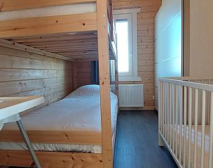 Kinderkamer met stapelbed en ledikant in Huisje in Swichum, op het Friese platteland, Friesland.