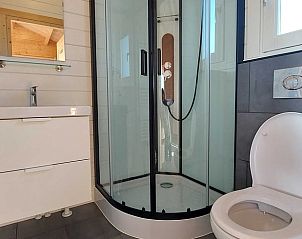 Moderne badkamer met douche in Huisje in Swichum, ideaal vakantiehuis in Friesland.