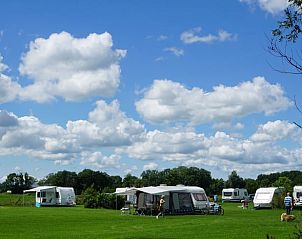 Caravans op het Friese platteland nabij Huisje in Swichum, Friesland.