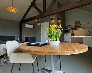 Eetruimte in Vakantiehuis in Sexbierum, Friesland, met houten tafel en gezellige sfeer.