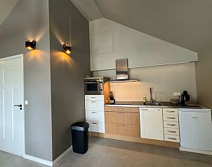 Moderne keuken in Vakantiehuis in Sexbierum, volledig uitgerust voor een comfortabel verblijf.