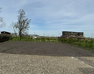 Parkeergelegenheid bij Vakantiehuis in Sexbierum, omringd door het serene Friese landschap.