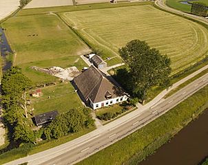 Luchtfoto van Vakantiehuis in Sexbierum, prachtig gelegen tussen groene velden en waterwegen.