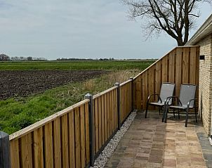 Terras met uitzicht op weilanden bij Vakantiehuis in Sexbierum, Friesland.