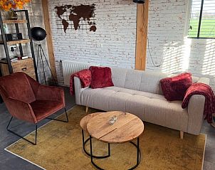 Stijlvolle woonkamer in Vakantiehuisje in Peins, Friesland, met comfortabele meubels en moderne inrichting.