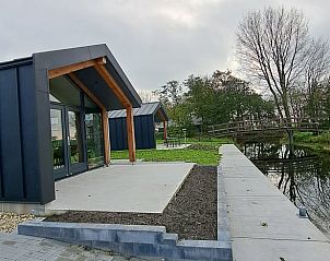 Strakke lijnen van Vakantiehuisje in Baaium weerspiegelen de moderne stijl in het Friese landschap.
