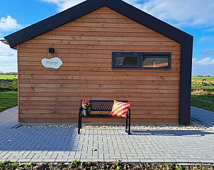 Gezellig bankje voor Vakantiehuisje in Baaium, ideaal voor ontspanning in Friesland.