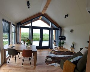 Ruime woonkamer van Vakantiehuisje in Baaium met veel natuurlijk licht, Friesland.