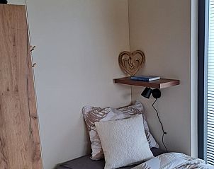 Sfeervolle slaapkamer in Vakantiehuisje in Baaium, ideaal voor een goede nachtrust in Friesland.