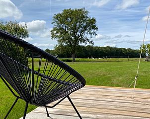 Terras van Vakantiehuis in De Hoeve met uitzicht op het Friese platteland, Friesland.