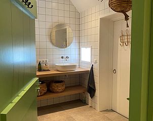 Stijlvolle badkamer van Vakantiehuis in De Hoeve, gelegen op het Friese platteland.