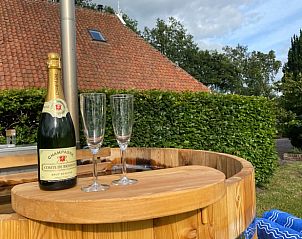 Vakantiehuis in De Hoeve met champagne op het terras, gelegen in Friesland.