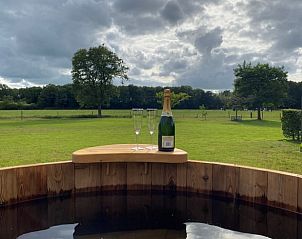 Uitzicht vanuit hot tub bij Vakantiehuis in De Hoeve over het Friese platteland.