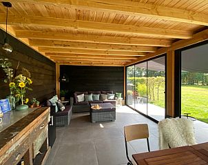 Gezellige veranda van Vakantiehuis in De Hoeve, Friesland, met comfortabele zitplaatsen.