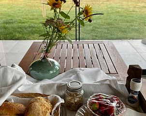 Ontbijt met verse producten in Vakantiehuis in De Hoeve, gelegen op het Friese platteland.