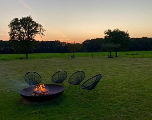 Avondkampvuur bij Vakantiehuis in De Hoeve, met uitzicht op het Friese platteland.