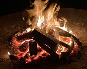 Sfeervol kampvuur in Vakantiehuis in De Hoeve, gelegen op het Friese platteland.