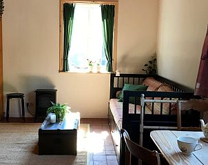 Gezellige woonkamer in Huisje in Winsum, vakantieaccommodatie in Friesland met rustieke inrichting.