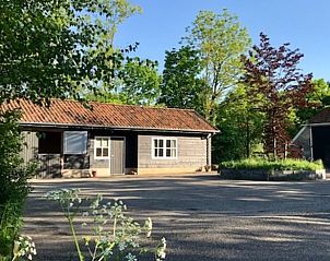Buitenzijde van Huisje in Winsum, vakantiehuis in Friesland met ruime omgeving en groene natuur.