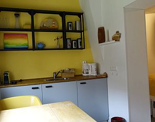 Stijlvolle eetruimte in Vakantiehuisje in Tersoal, Friesland, met kleurrijke accenten en praktische indeling.