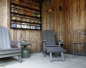 Gezellig terras in Vakantiehuisje in Tersoal, Het Friese platteland, met comfortabele stoelen en decoratieve elementen.