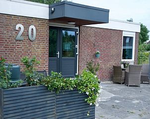 Terras en ingang van Huisje in Tersoal, vakantiewoning in Friesland.