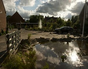 Zonsondergang bij de vijver van Huisje in Tersoal, vakantiehuis in Friesland.