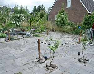 Tuin en parkeerplaats van Huisje in Tersoal, vakantiewoning in Friesland.