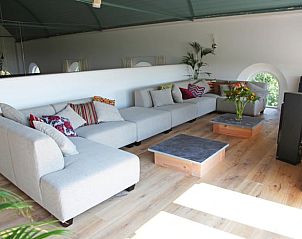 Ruime woonkamer in Vakantiehuisje in Easterwierrum, Friesland, met comfortabele banken en houten vloeren.