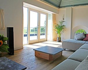 Zonnige zithoek in Vakantiehuisje in Easterwierrum, met uitzicht op het Friese platteland en veel natuurlijk licht.