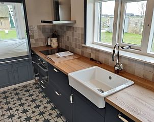 Stijlvolle keuken in Vakantiehuis in Achlum, Friesland, met uitzicht op het Friese platteland en moderne voorzieningen.