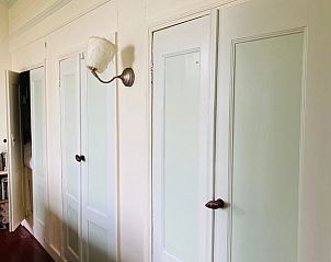 Authentieke kastenwand in Vakantiehuis in Achlum, Friesland, met vintage details en landelijke stijl.