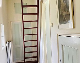 Trap naar zolder in Vakantiehuis in Achlum, Friesland, met klassieke houten ladder en vintage charme.