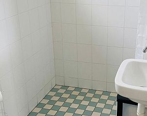 Frisse badkamer in Vakantiehuis in Achlum, Friesland, met moderne tegels en praktische indeling.