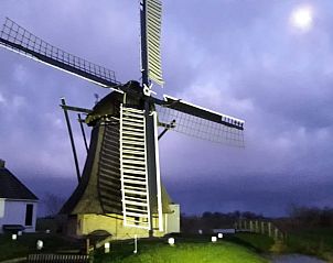 Molen bij nacht bij Vakantiehuis in Achlum, Friesland, onder een sterrenhemel op het Friese platteland.