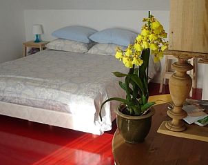 Ruime slaapkamer in Vakantiehuisje in Gytsjerk met kleurrijke bloemen en knusse sfeer.