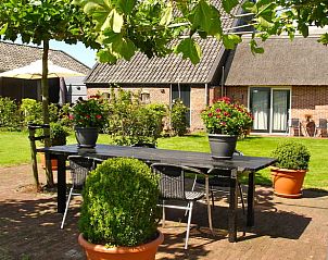 Buitenruimte van Vakantiehuisje in Gytsjerk met ruime tafel en groene tuin.