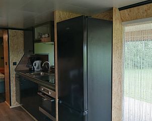 Moderne keuken in Vakantiehuis in De Wilgen, Friesland, met uitzicht op het Friese platteland vanuit de ruime binnenruimte.