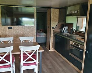 Moderne keuken en eetruimte in Vakantiehuis in De Wilgen, een charmante vakantiewoning op het Friese platteland in Friesland.
