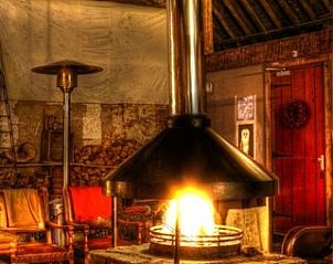 Gezellige open haard in de binnenruimte van Logement Doosje, bed and breakfast in Friesland.