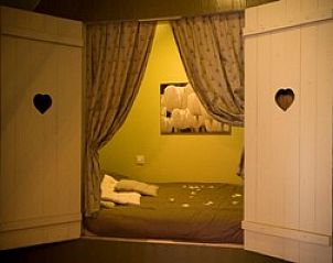 Knusse slaapkamer met romantische details in Logement Doosje, bed and breakfast in Friesland.