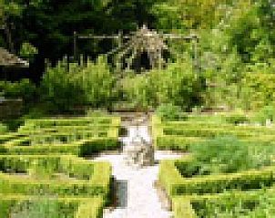 Sierlijke tuin met groene hagen bij Logement Doosje, bed and breakfast op het Friese platteland.