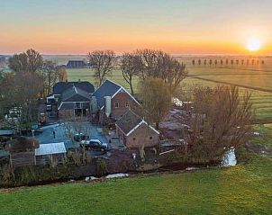 Adembenemend uitzicht op zonsopgang boven het Friese platteland bij Vakantiehuis in Sint Annaparochie, Friesland.