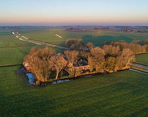 Luchtfoto van het landelijke landschap rondom Vakantiehuis in Sint Annaparochie, Friesland, met weidse velden.