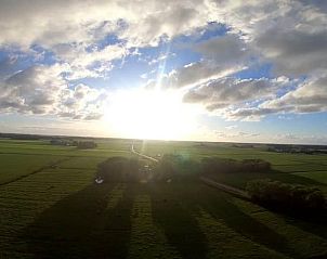 Panoramisch uitzicht over het Friese platteland vanaf Vakantiehuis in Sint Annaparochie, Friesland, bij zonsondergang.