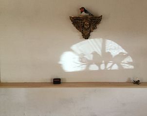 Schaduwspel van vogels op de muur in Vakantiehuis in Sint Annaparochie, Friesland, creert een unieke sfeer.