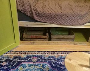 Onderbed opslag in Vakantiehuis in Sint Annaparochie, Friesland, biedt praktische ruimte voor bagage.