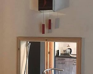 Spiegel en moderne decoratie in Vakantiehuis in Sint Annaparochie, Friesland, voor een stijlvolle touch.